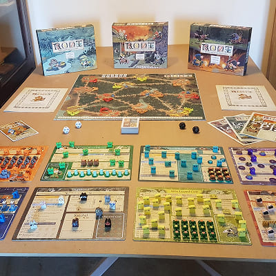 Root asymmetrisch spel met dierenfacties